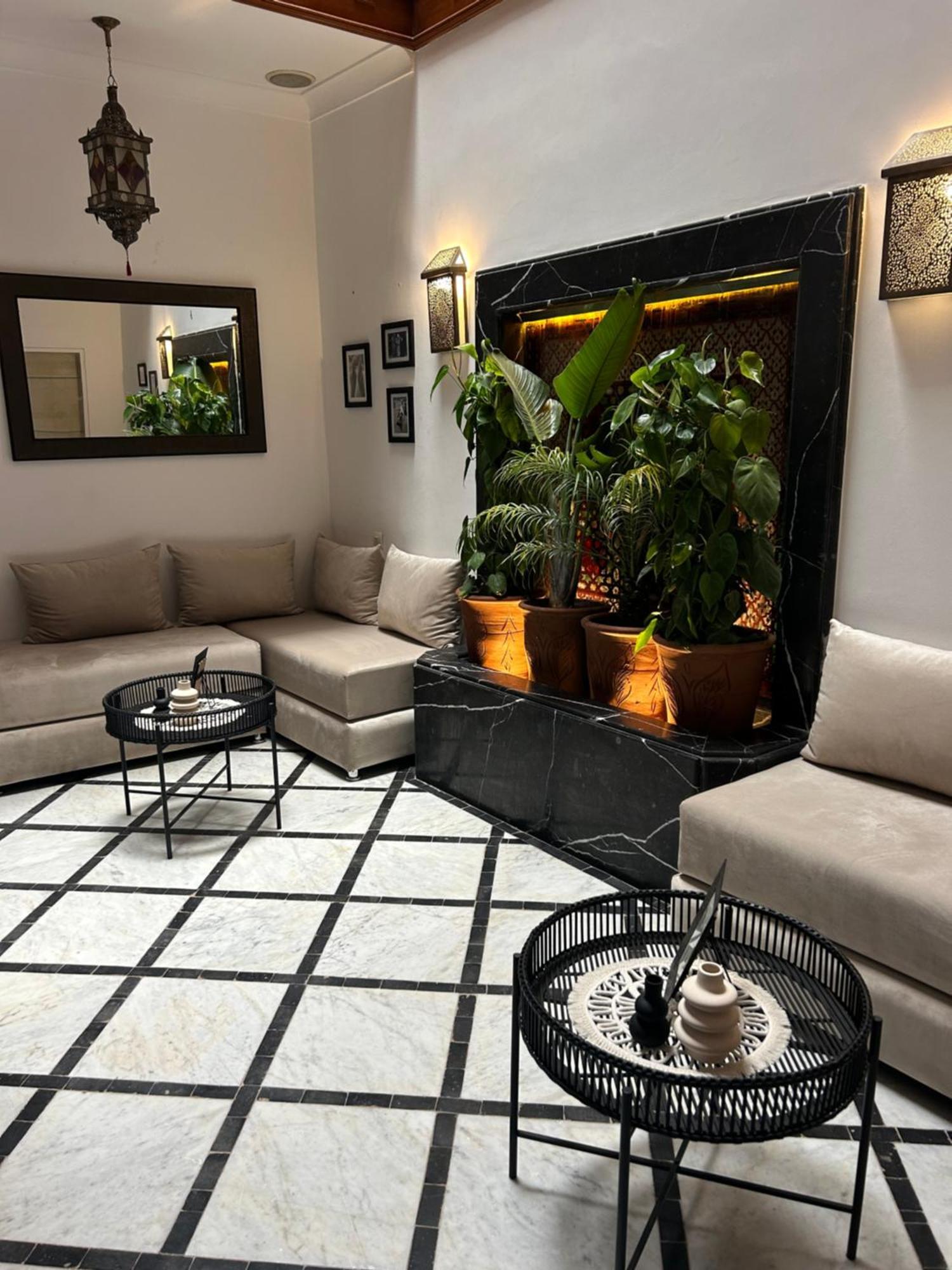 Riad Amazing Amazigh Avec Jacuzzi Petit Dejeuner Compris Avec Aussi Chambres Familiales Pres De La Place Jemaa El Fna Marrákes Kültér fotó