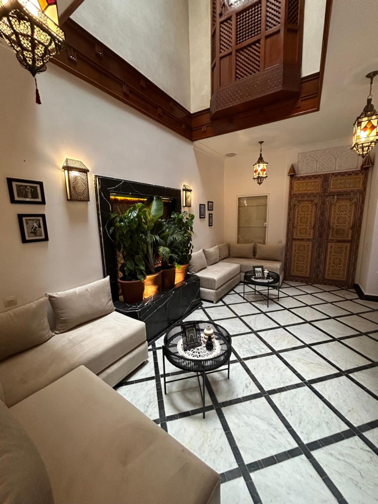 Riad Amazing Amazigh Avec Jacuzzi Petit Dejeuner Compris Avec Aussi Chambres Familiales Pres De La Place Jemaa El Fna Marrákes Kültér fotó