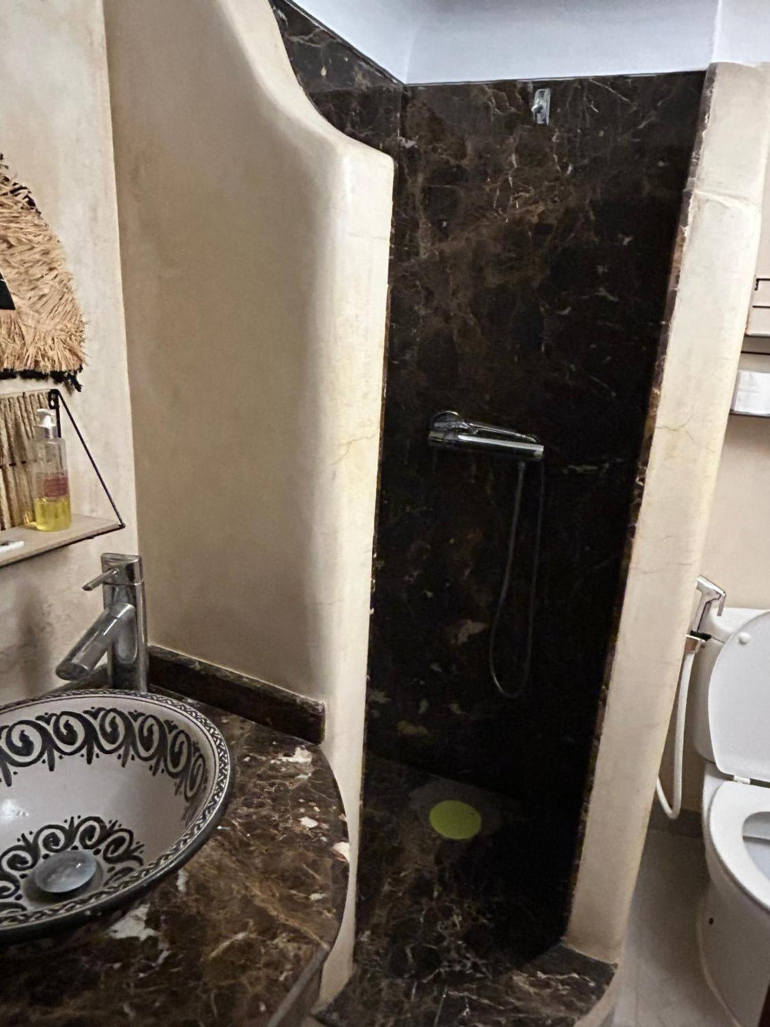Riad Amazing Amazigh Avec Jacuzzi Petit Dejeuner Compris Avec Aussi Chambres Familiales Pres De La Place Jemaa El Fna Marrákes Kültér fotó
