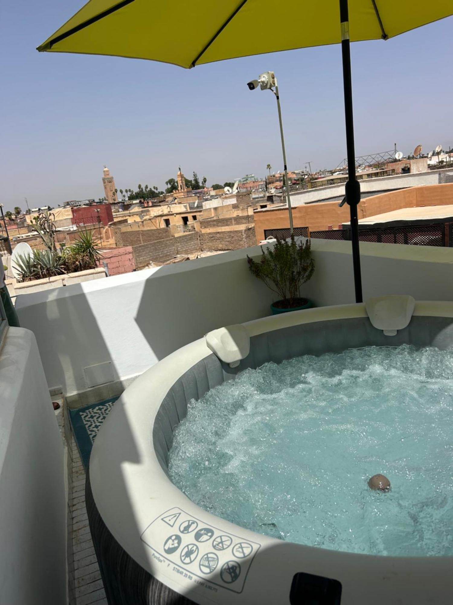 Riad Amazing Amazigh Avec Jacuzzi Petit Dejeuner Compris Avec Aussi Chambres Familiales Pres De La Place Jemaa El Fna Marrákes Kültér fotó