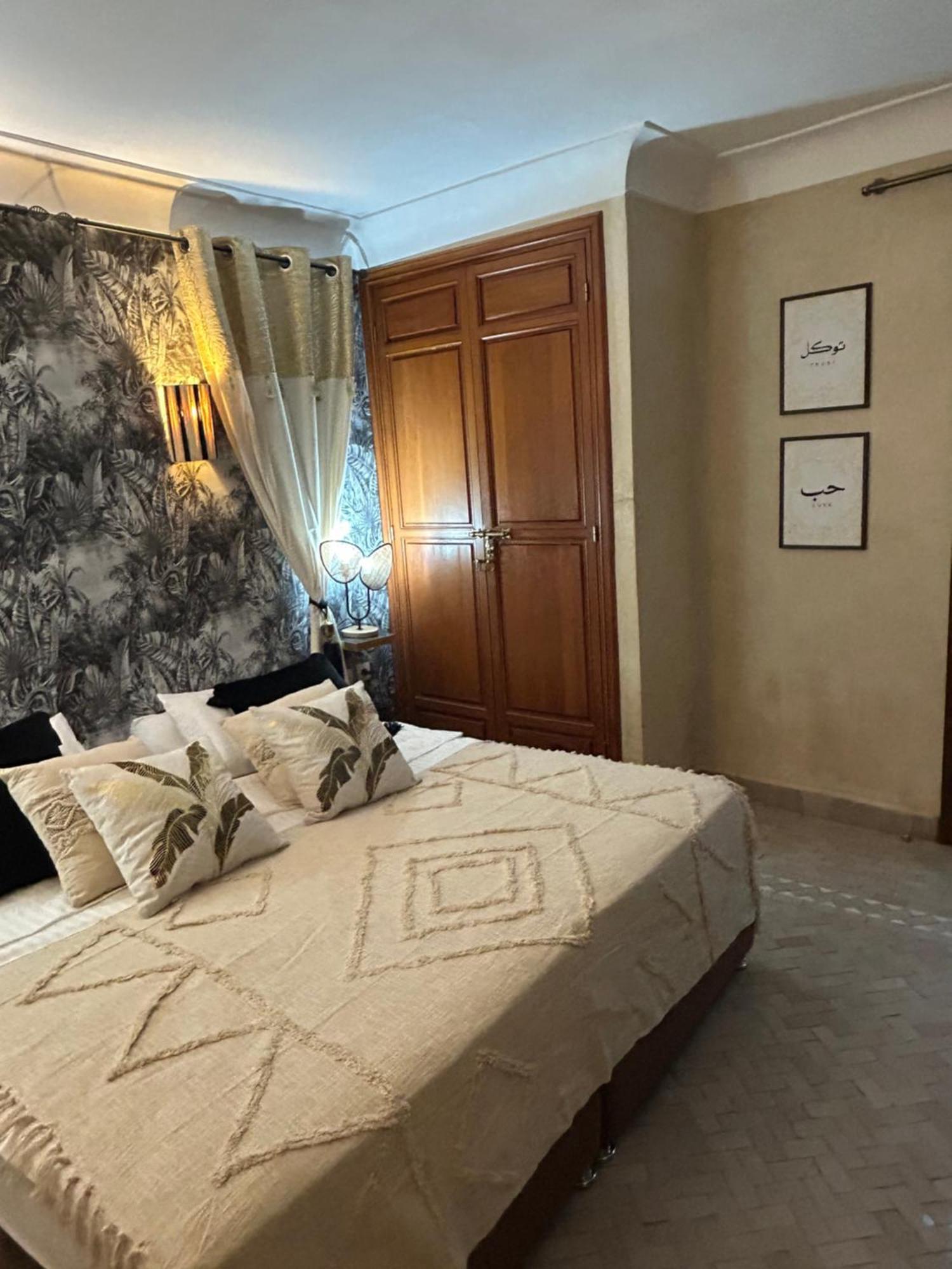 Riad Amazing Amazigh Avec Jacuzzi Petit Dejeuner Compris Avec Aussi Chambres Familiales Pres De La Place Jemaa El Fna Marrákes Kültér fotó