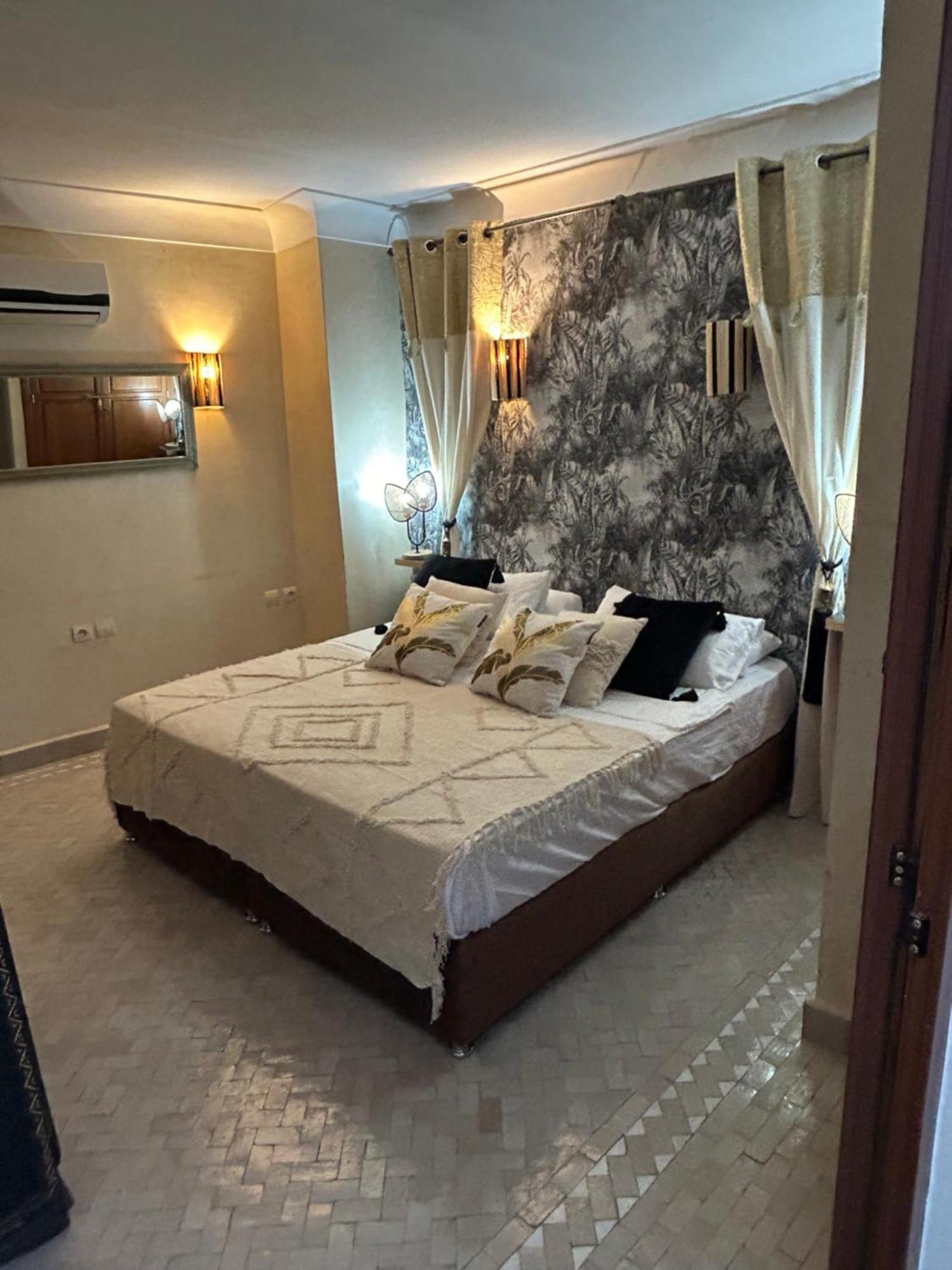 Riad Amazing Amazigh Avec Jacuzzi Petit Dejeuner Compris Avec Aussi Chambres Familiales Pres De La Place Jemaa El Fna Marrákes Kültér fotó