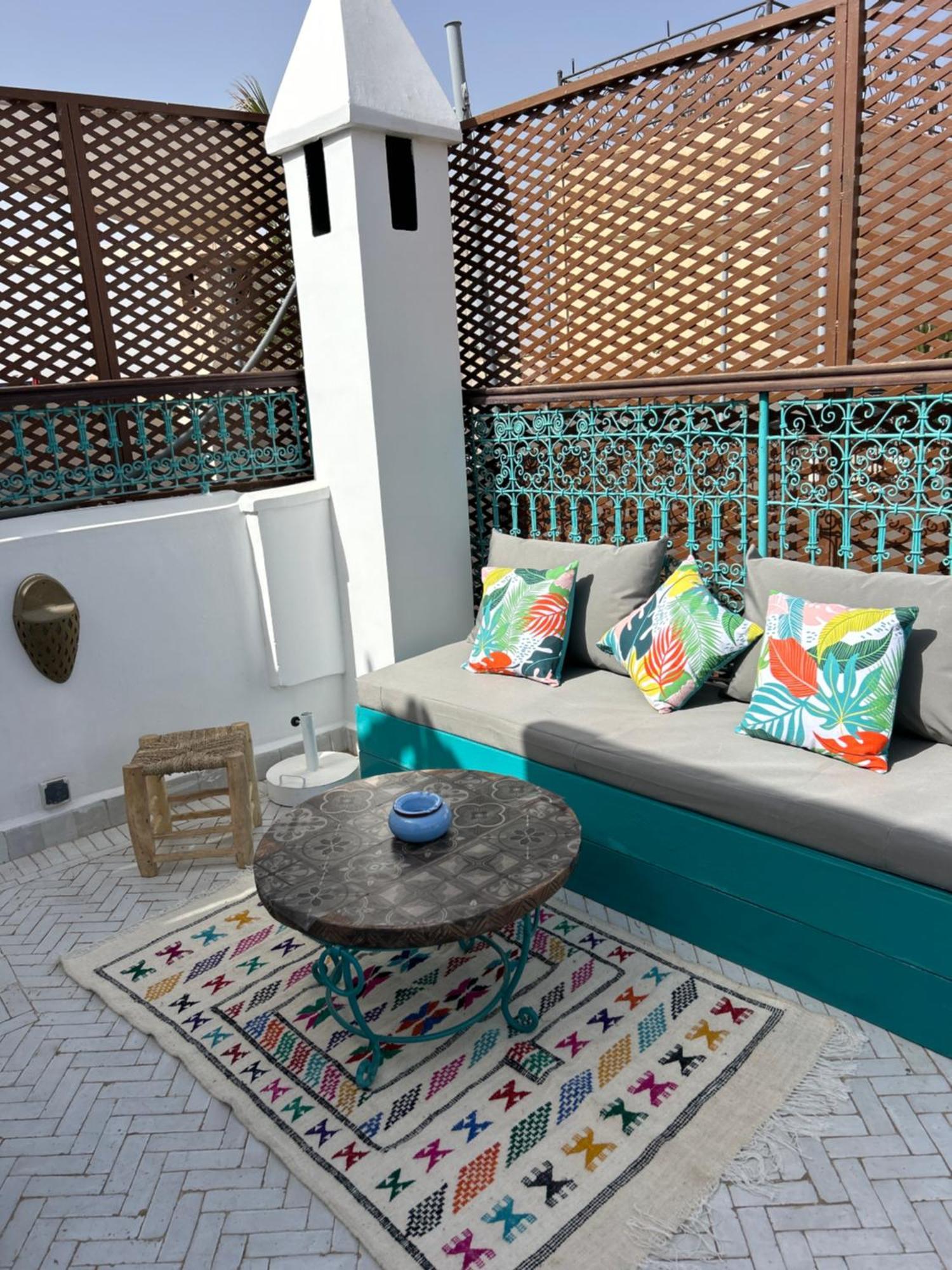 Riad Amazing Amazigh Avec Jacuzzi Petit Dejeuner Compris Avec Aussi Chambres Familiales Pres De La Place Jemaa El Fna Marrákes Kültér fotó